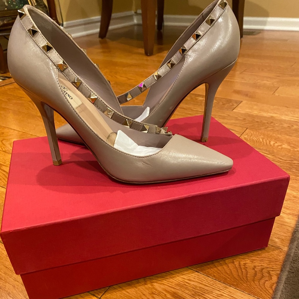 Nude Valentino rockstud crossover pumps